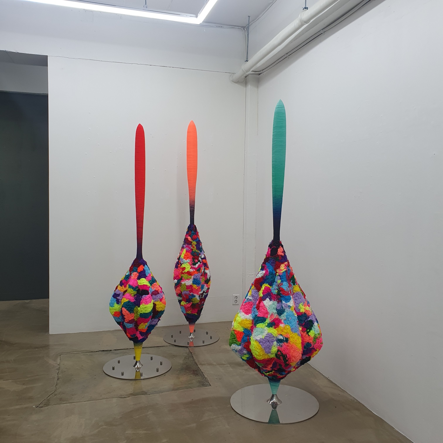 최정윤Jeongyun Choi, the flesh of passage, Resin, Wool, Thread, Steel, each 280x60x60cm, 2022